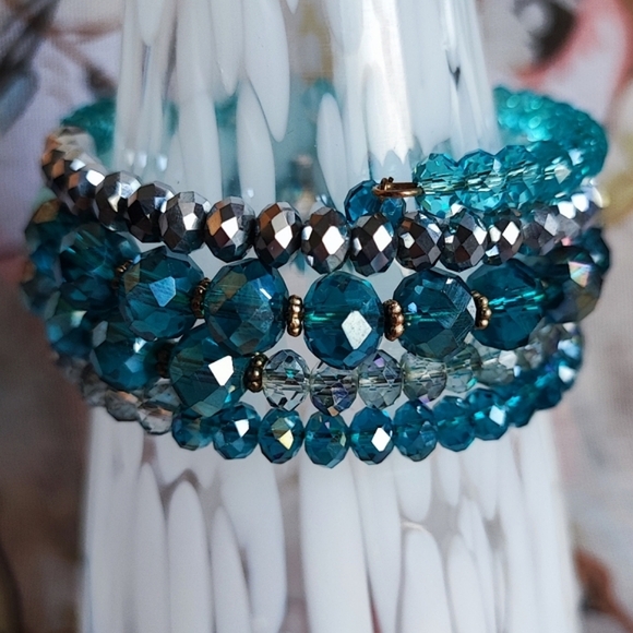Aqua Shades of Blue Vintage Memory Wire Faceted Crystal Mermaidcore Bracelet - Picture 3 of 9